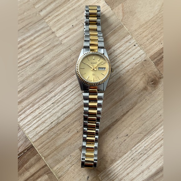 Seiko SQ Vintage Ladies Watch Two-Tone Weave Bracelet Gold Tone Dial Date Window - Picture 6 of 13